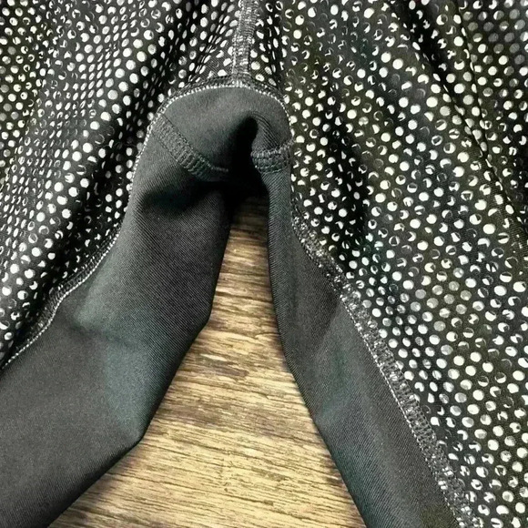 Under Armour Black & White Leggings Women’s Medium - Picture 5 of 7